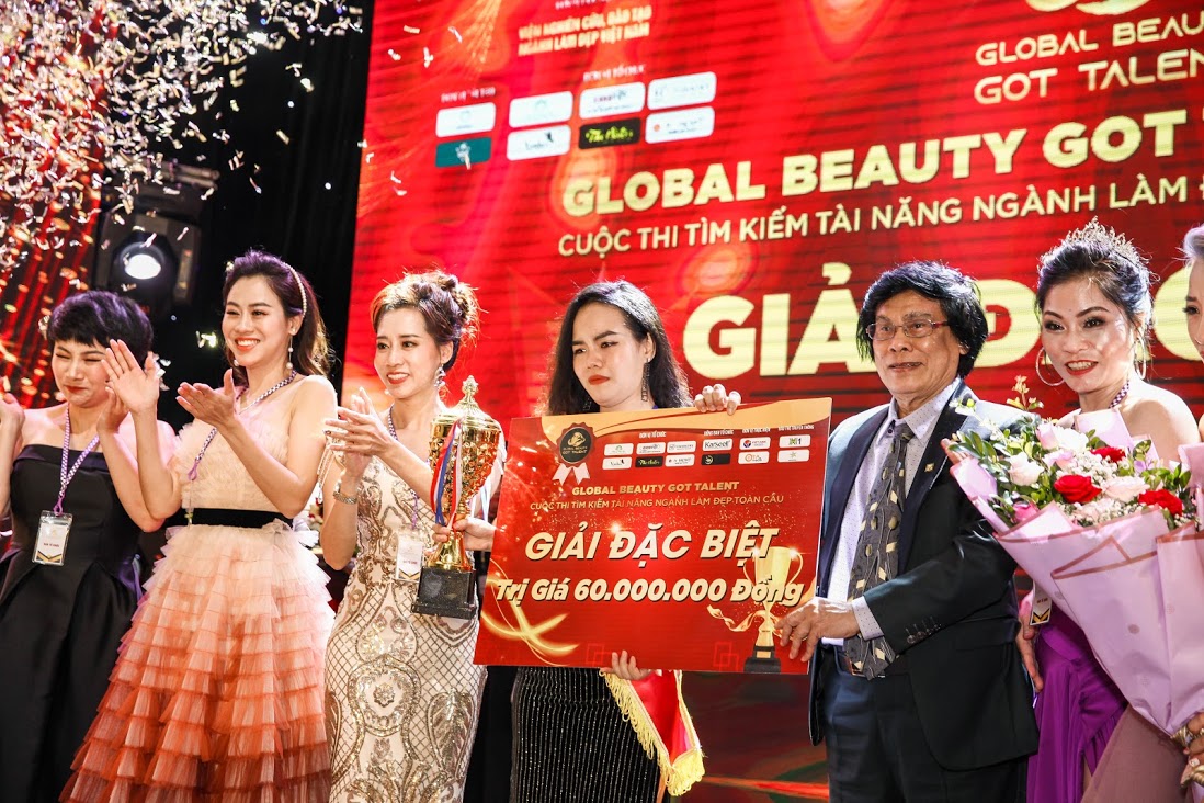 Bà Lê Thị Tuyết Hoa Trưởng ban tổ chức lên trao giải Đặc biệt của cuộc thi Global Beauty Got Talent 2020 cho thí sinh xuất sắc