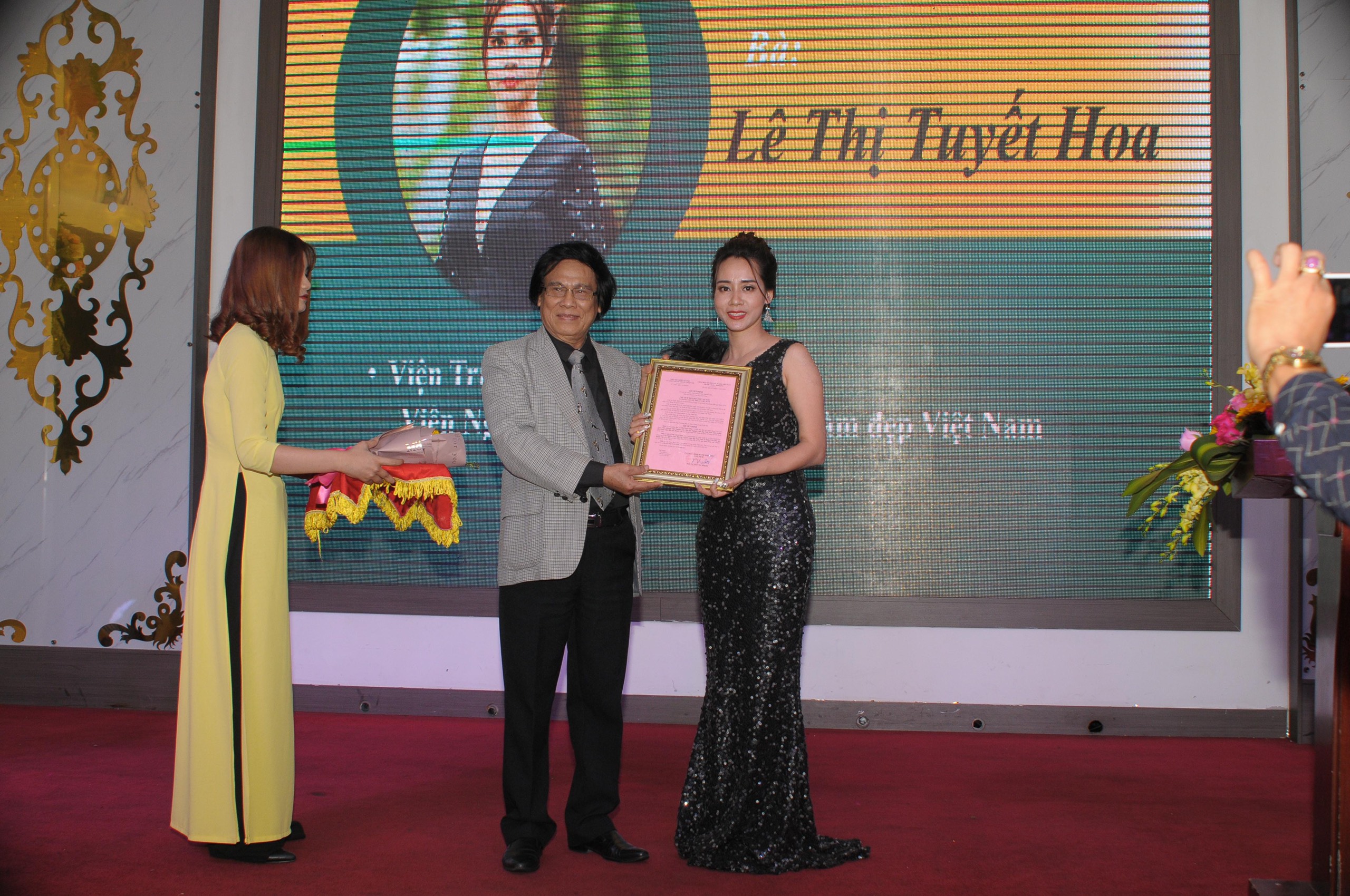 Bà Lê Thị Tuyết Hoa nhận quyết định Bổ nhiệm Viện trưởng Viện Nghien cứu, Đào tạo Ngành làm Đẹp Việt Nam